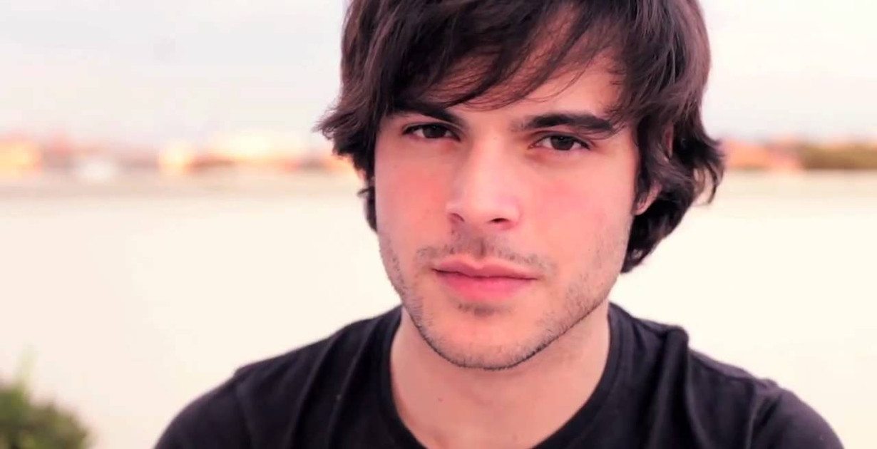 Guglielmo Scilla, in arte Willwoosh, rivela di essere gay in un video in cui elenca cose che gli piacciono e non.