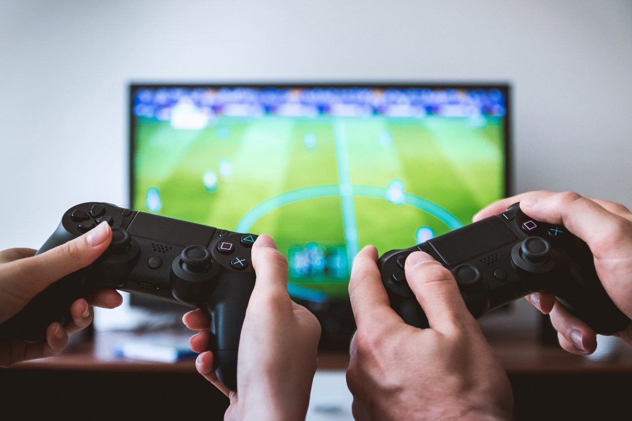 Due giocatori giocano insieme alla PlayStation