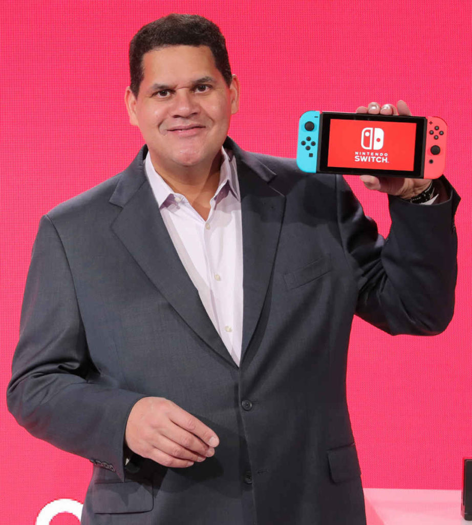 Una foto del presidente di Nintendo Of America, Reggie Fils Aime, con in mano una Nintendo Switch