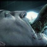 Screenshot che mostra un Chestbuster uscire dalla bocca di un umano nel videogioco Alien VS Predator
