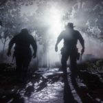 Screenshot che ritrae Arthur Morgan e Charles Smith camminare al chiaro di luna in Red Dead Redemption 2