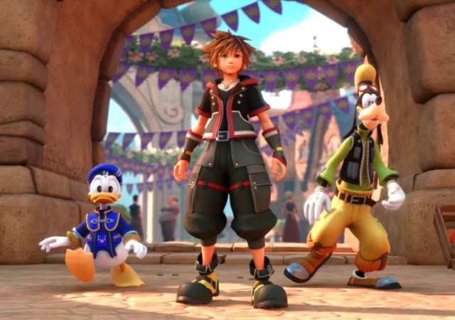 Screenshot di Kingdom Hearts 3 che ritrae Sora, Pippo e Paperino all'interno del Mondo di Hercules