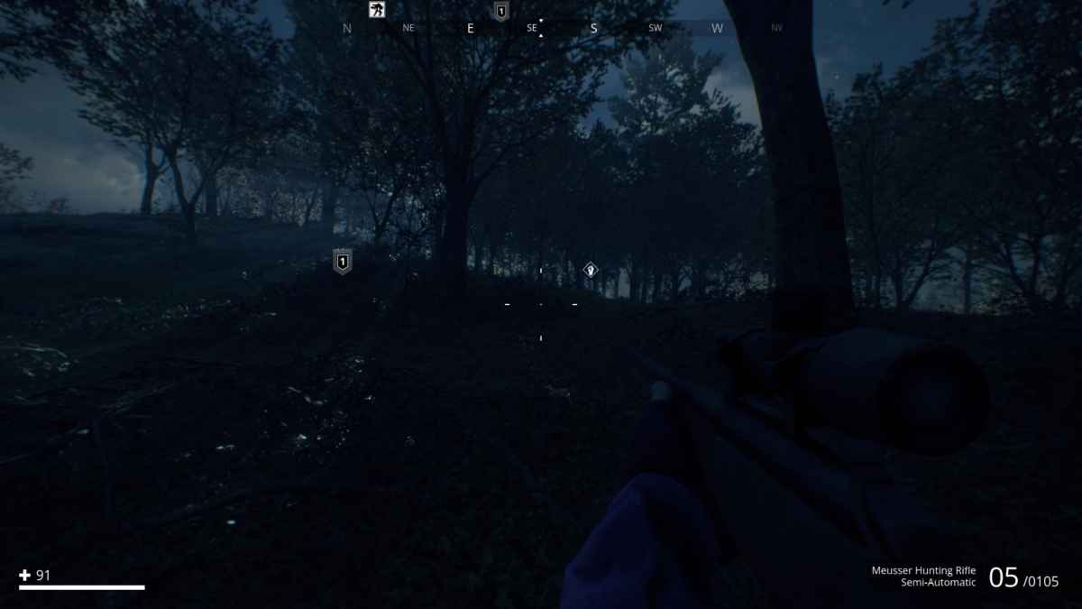 Screenshot da Generation Zero che raffigura un viaggio a piedi in una foresta di notte