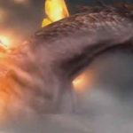 Kratos cavalca il fiammeggiante Pegaso