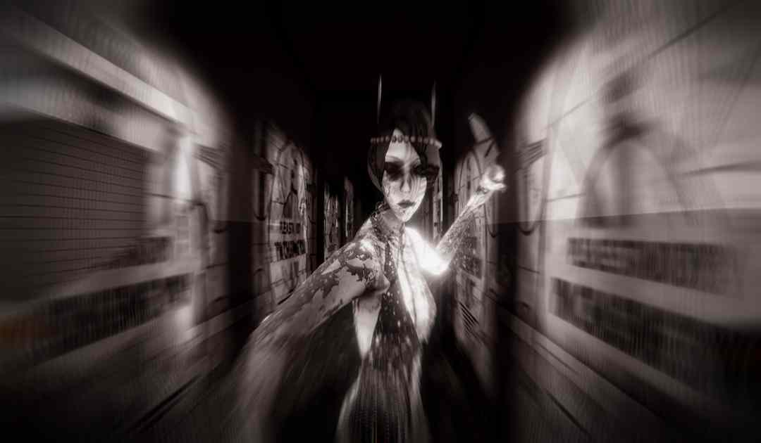 Screenshot di Dollhouse che raffigura un fantasma attaccare la protagonista