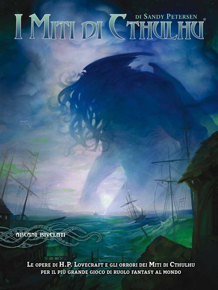 Copertina di "I Miti di Cthulhu". L'illustrazione raffigura il Grande Antico Cthulhu in lontananza che emerge dal mare, circondato dalla nebbia.