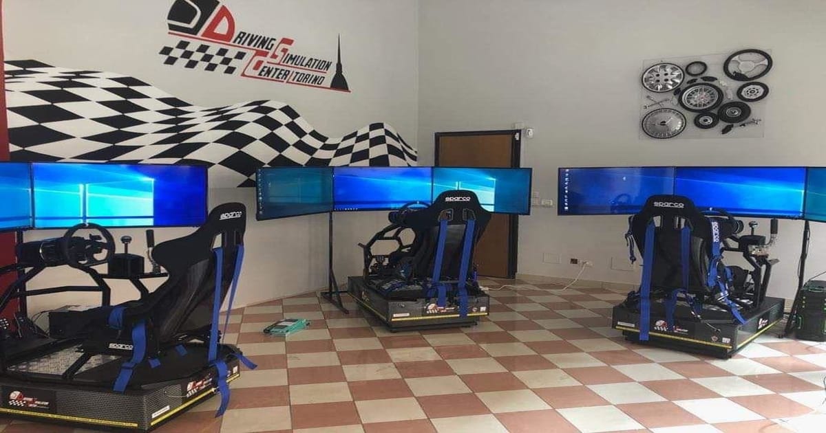 I tre rig del driving simulation center di Torino, composti da tre schermi ciascuno e la struttura del simulatore
