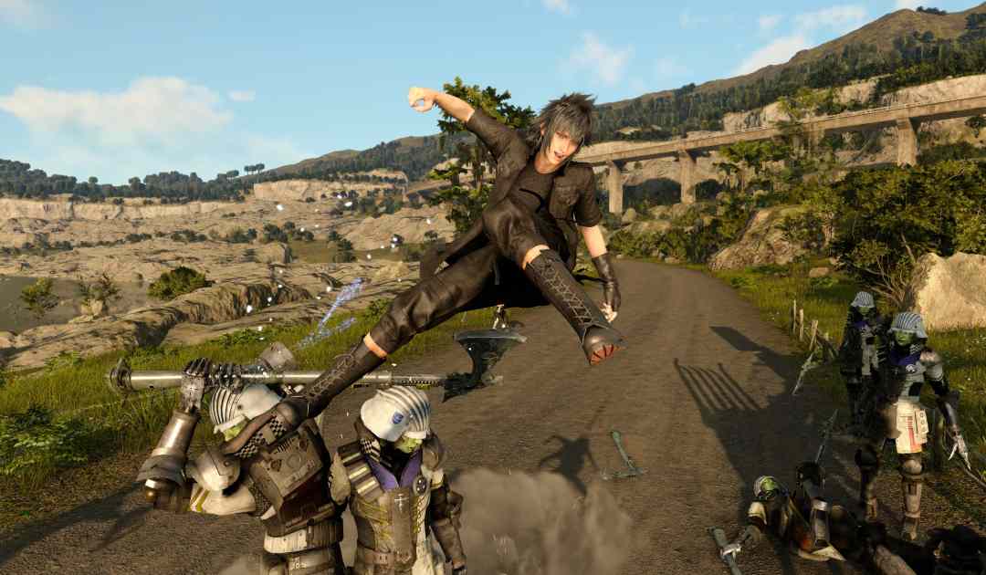 Uno screenshot in alta definizione di Final Fantasy XV per PC che mostra un combattimento tra Noctis e degli automi
