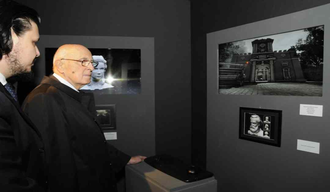 Fotografia dell'ex-presidente della Repubblica Giorgio Napolitano che testa il videogioco italiano Gioventù Ribelle