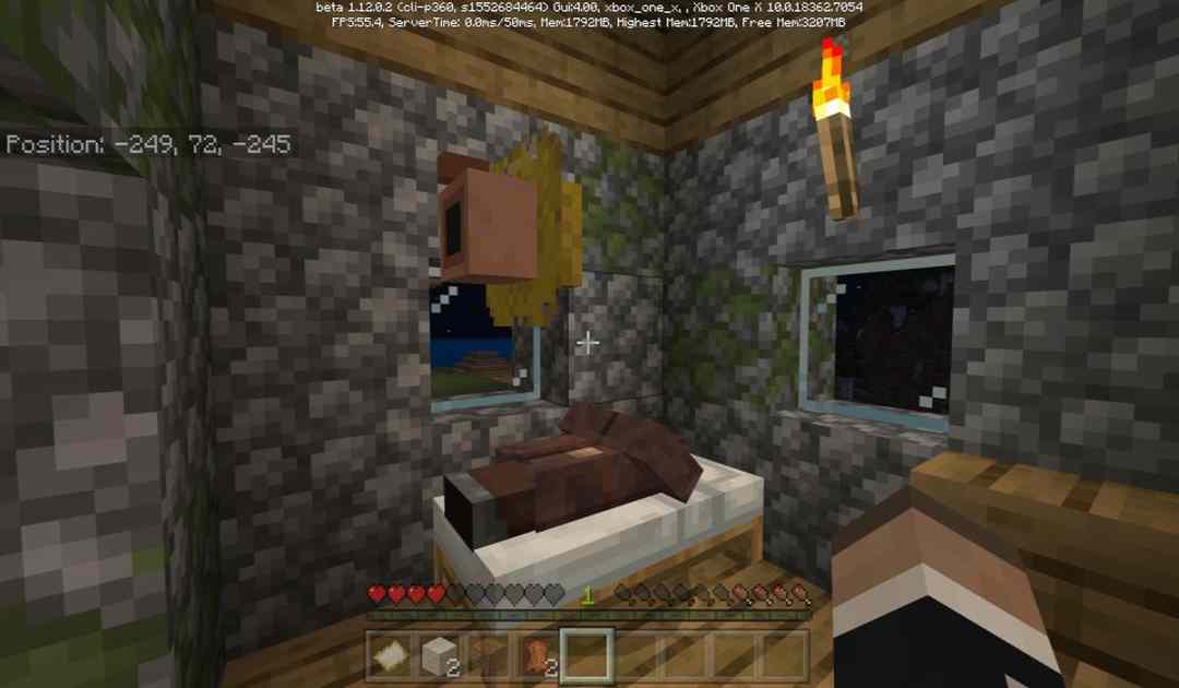 Uno screenshot dall'ultimo update di Minecraft che mostra un Villager dormire sul letto di un giocatore, e la sua testa fluttuarvi sopra
