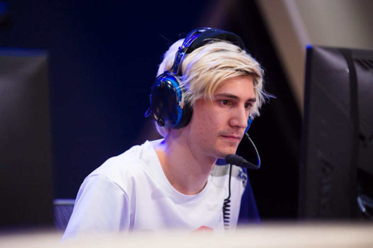 Fotografia di xQcow, noto streamer e pro player di Overwatch bannato dalla Overwatch League per atteggiamenti e commenti razzisti