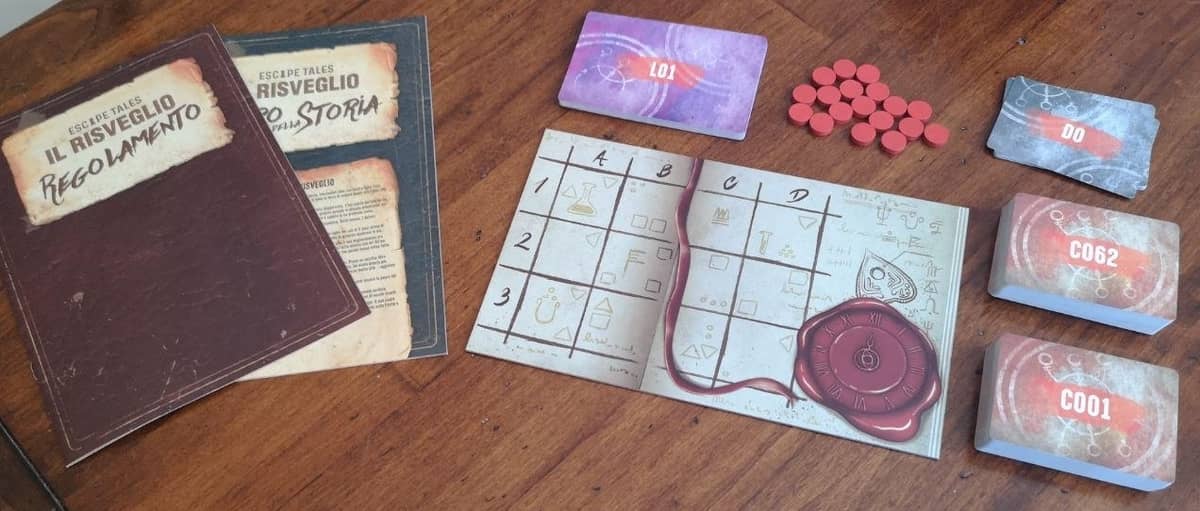 i libri del regolamento e della storia, affiancati dalla plancia a griglia per i luoghi, i token rossi e le carte da gioco
