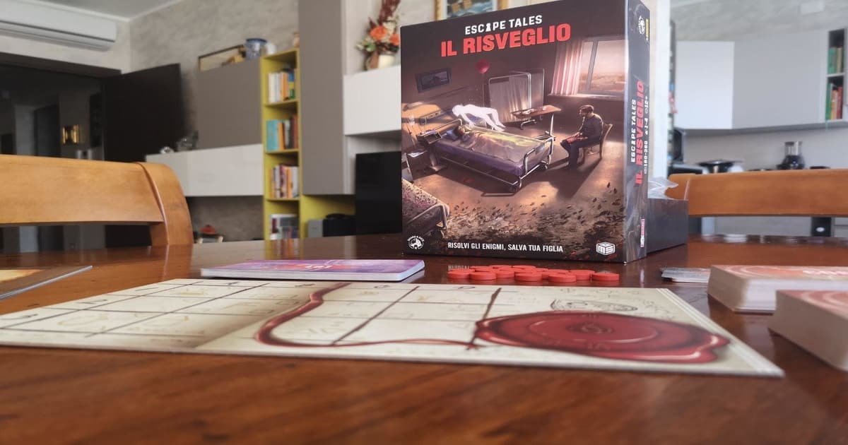 la scatola di gioco dietro a una panoramica della tavola preparata per giocare con le componenti