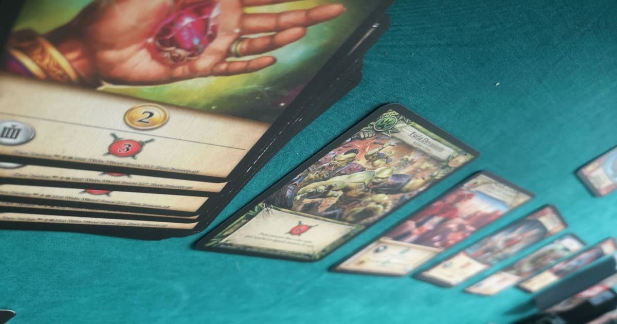 Le carte di hero realms disposte nella fila centrale del mercato