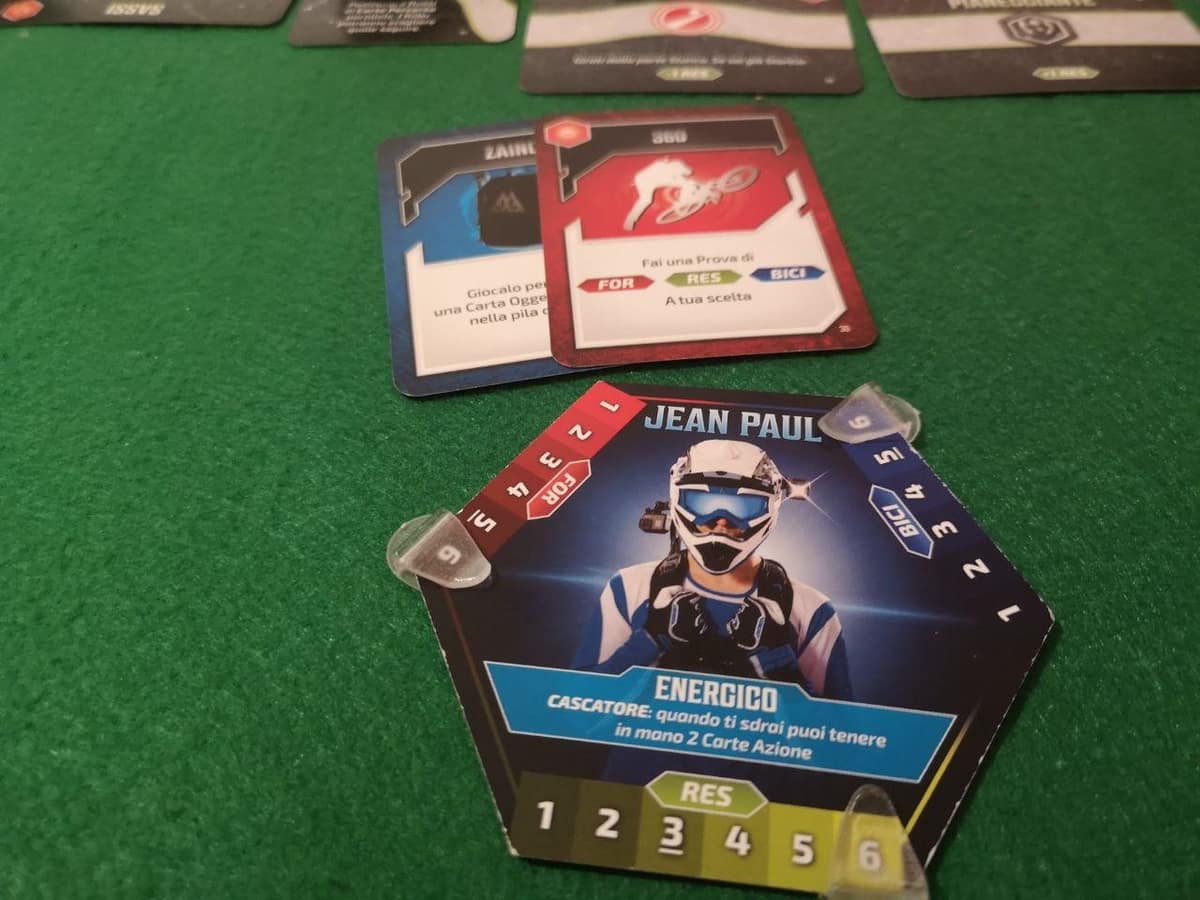 La scheda del giocatore e le carte azione e oggetto