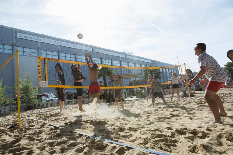 Alcuni ragazzi giocano a beach volley alla Gamescom