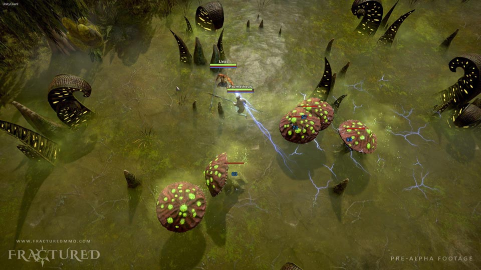 Screenshot del gioco Fractured, con alcuni personaggi che lanciano fulmini contro dei funghi velenosi
