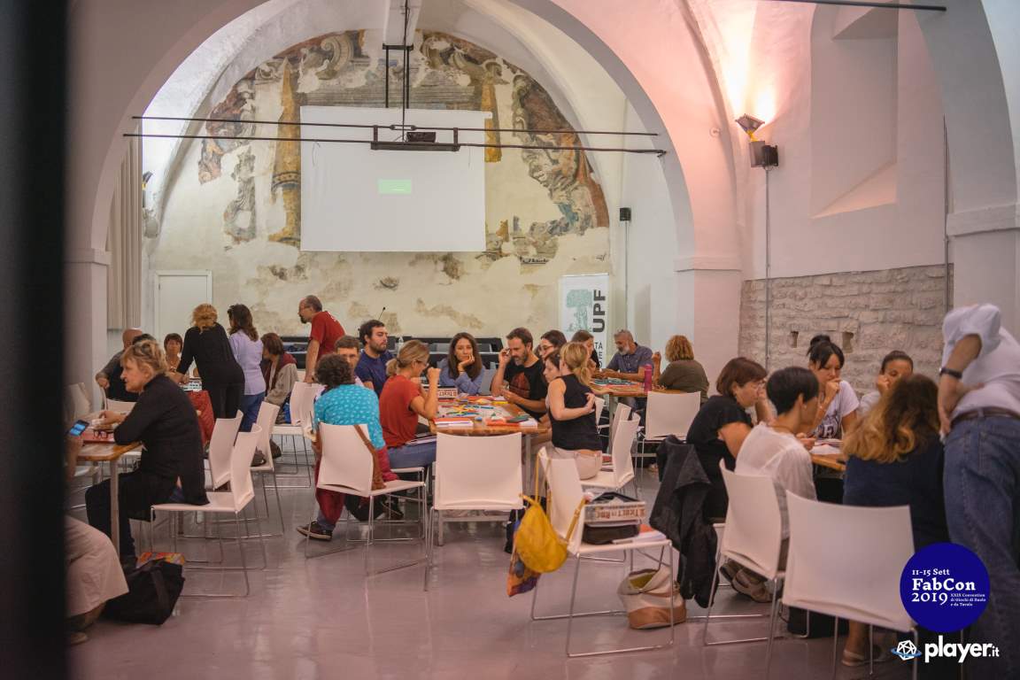 Insegnanti che provano il gioco da tavolo