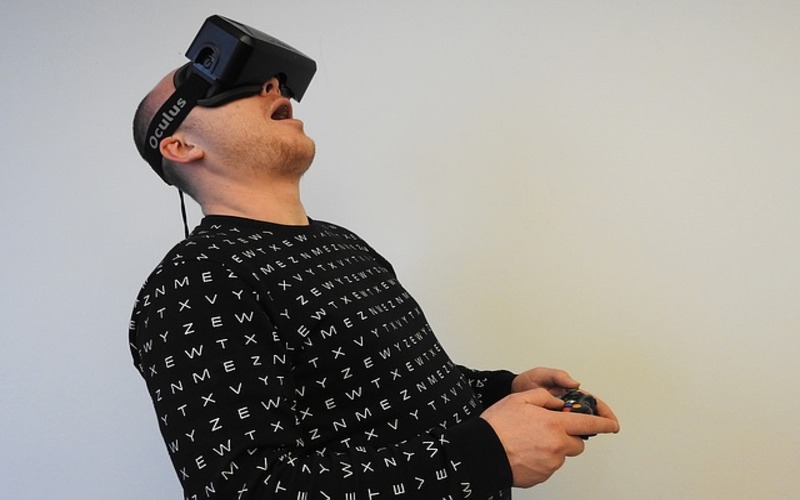 Uomo gioca con un visore per la realtà virtuale