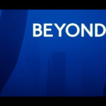 Copertina di Beyond Blue, con le balene che nuotano verso l'alto su sfondo blu scuro, ed il titolo del gioco