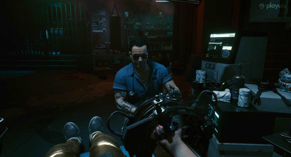 modificazione del corpo con del cyberware da Viktor in Cyberpunk 2077