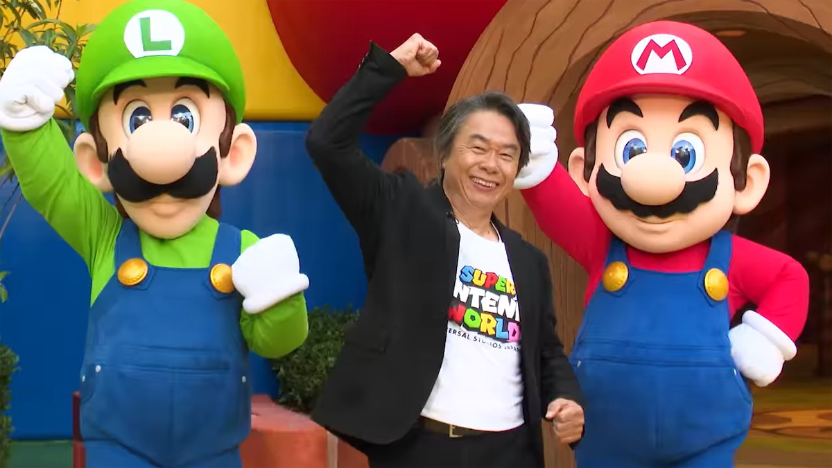 Shigeru Miyamoto con le mascotte di Mario e Luigi al Super Nintendo World