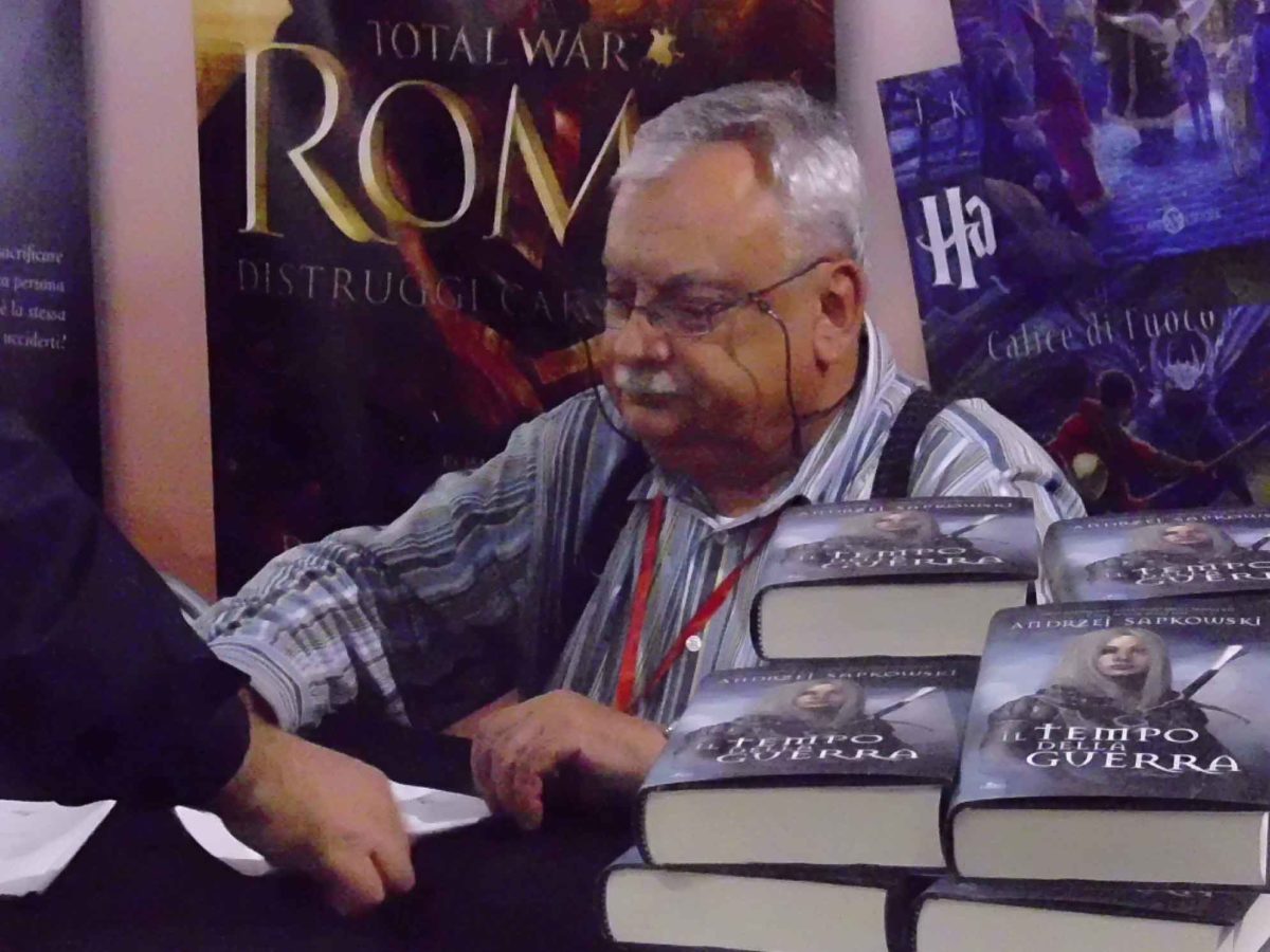 Sapkowski firma le copie del quarto libro della saga 