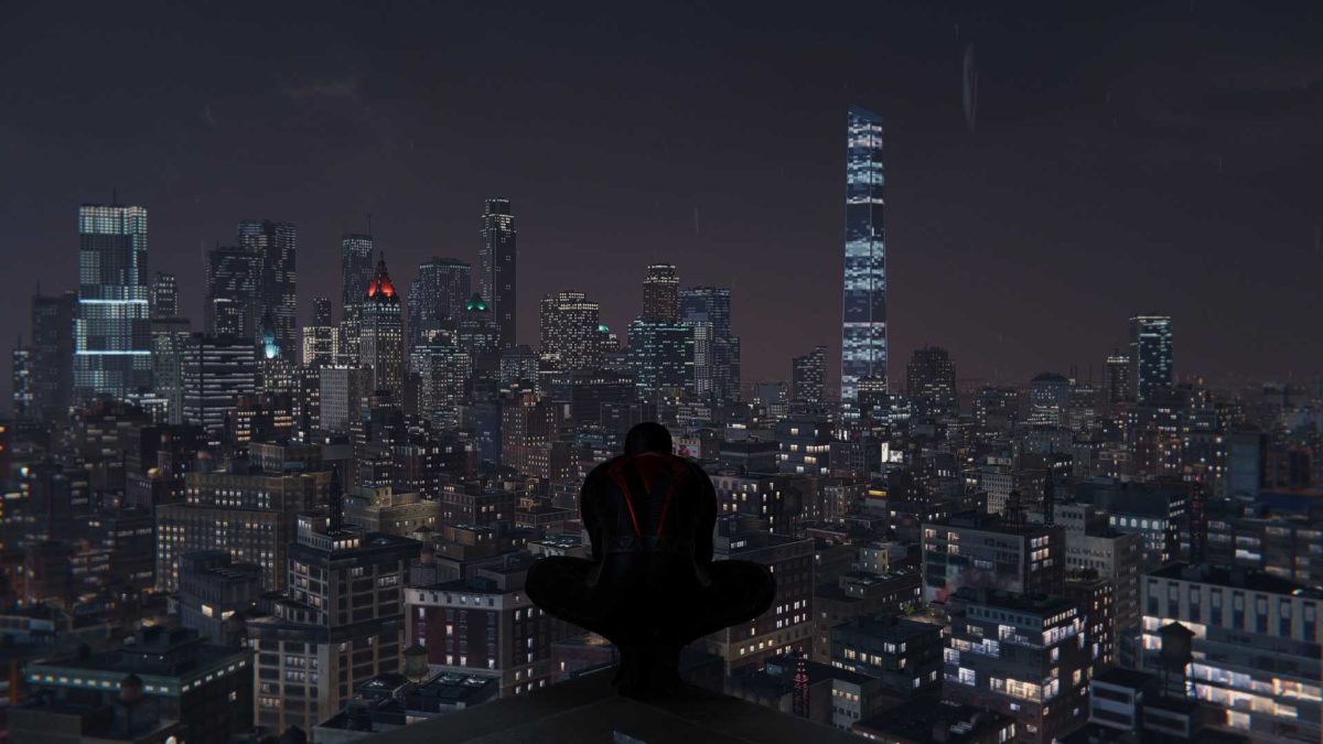 Spiderman appollaiato in cima ad un grattacielo di notte