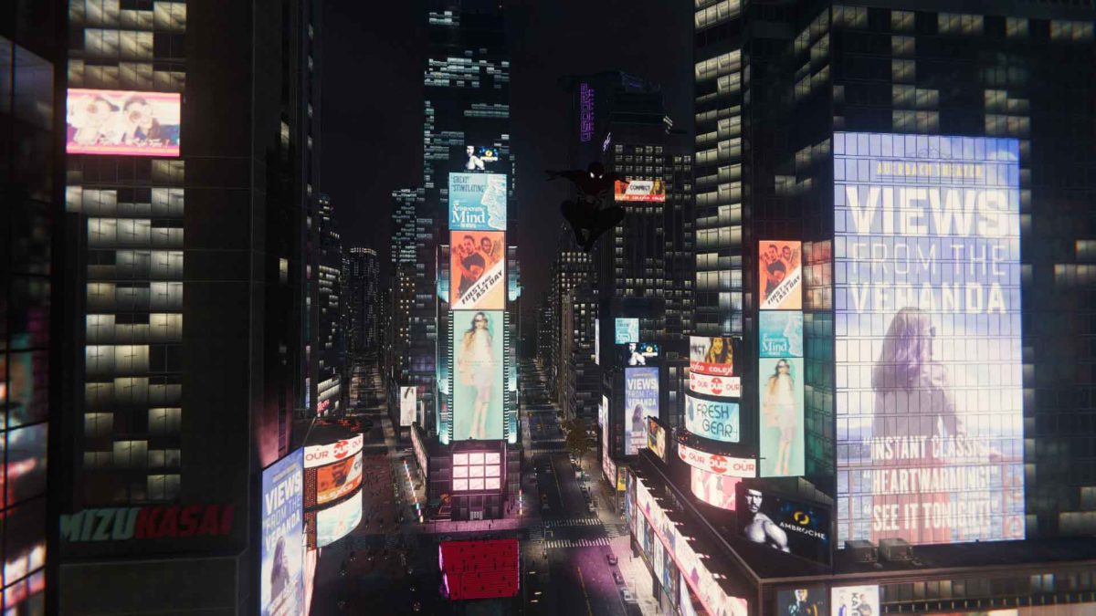 Spiderman in caduta libera a Times Square di notte