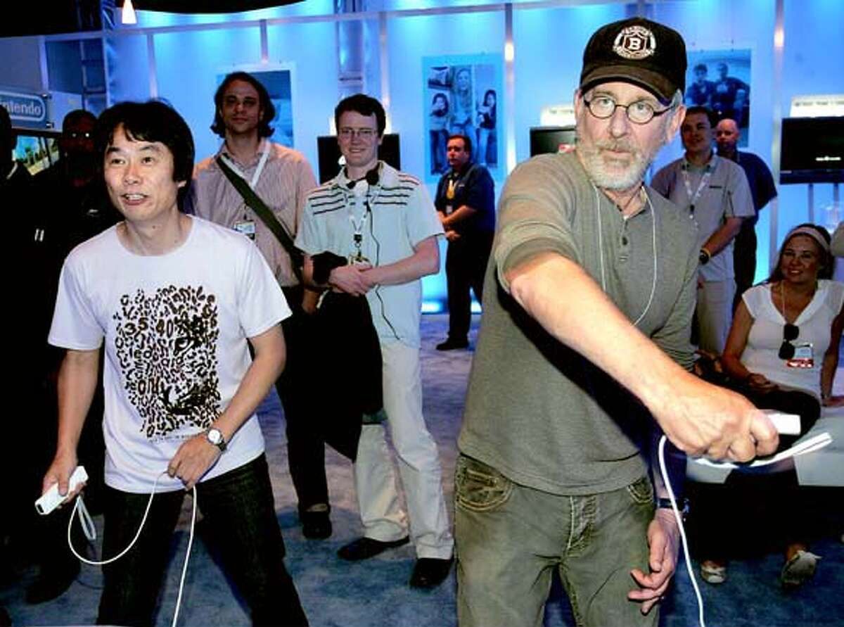 Foto di Shigeru Miyamoto e Steven Spielberg che giocano al Nintendo Wii.