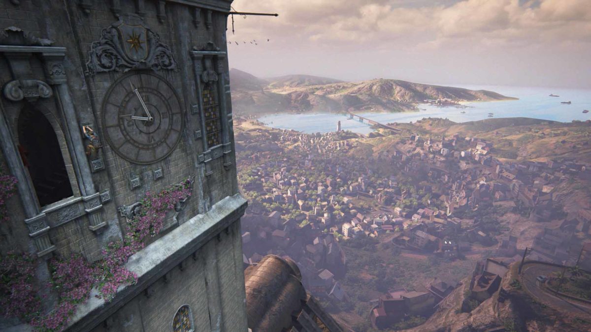 Nathan drake è appeso al lato di una torre dell'orologio gigante e sullo sfondo la città di baia del re in Madagascar.