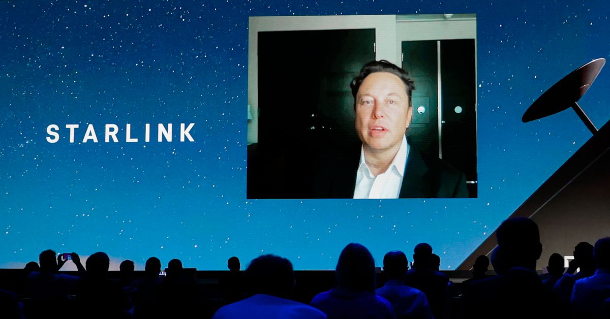 Elon Musk in videochiamata durante una conferenza Starlink.