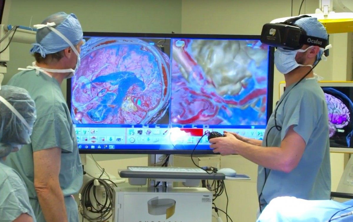Un medico esplora un cervello umano tramite un visore VR
