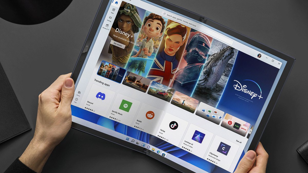 Il nuovo laptop di Asus tenuto tra le mani come se fosse una rivista: tutto grazie allo schermo pieghevole.