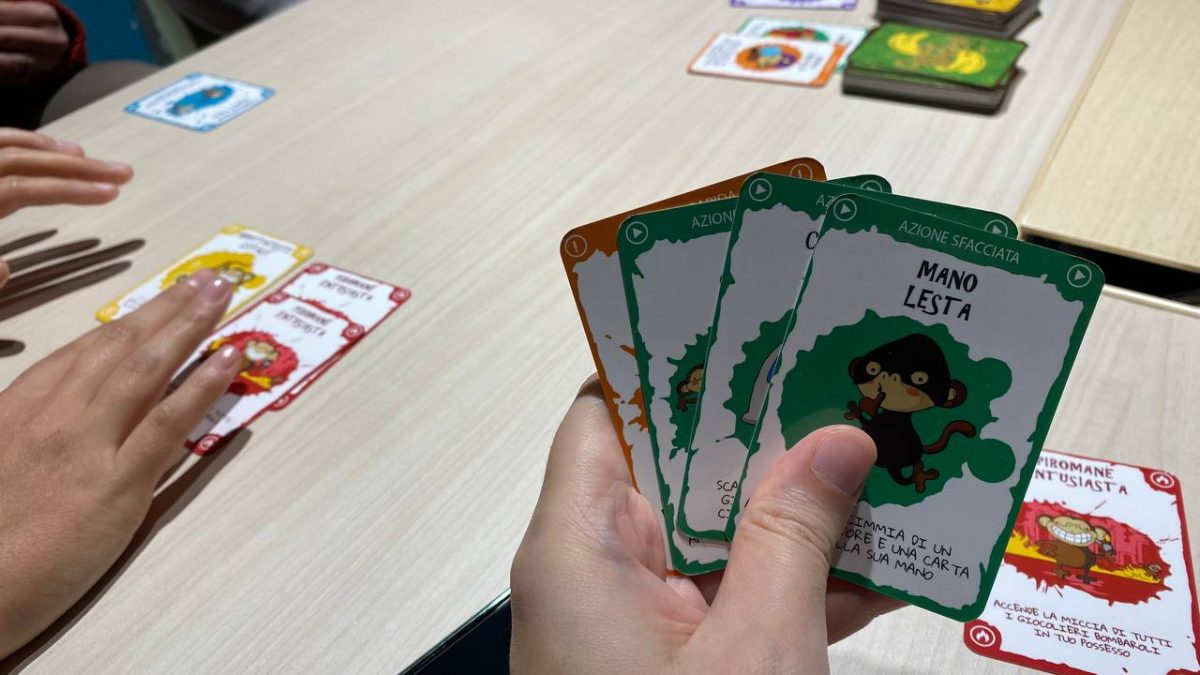 Una mano di un giocatore di Cheeky Monkeys ricca di carte azione durante una partita.