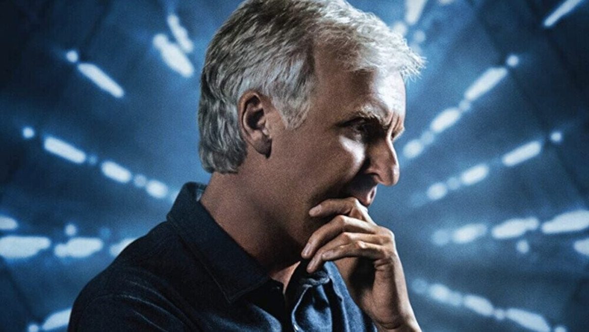 James Cameron pensieroso porta l amano al mento.