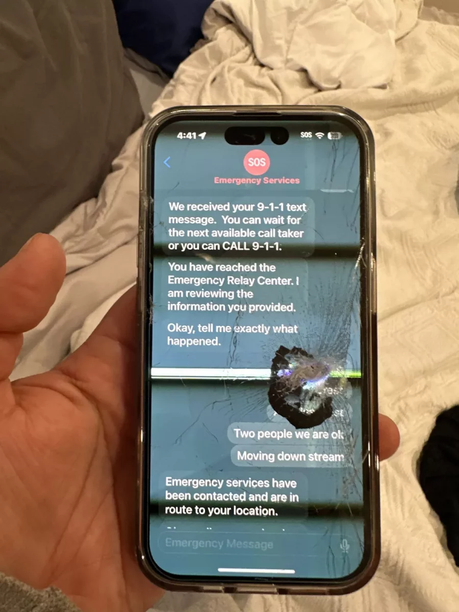 L'iPhone con lo schermo spaccato dopo la caduta ed il messaggio di SOS ancora sullo schermo