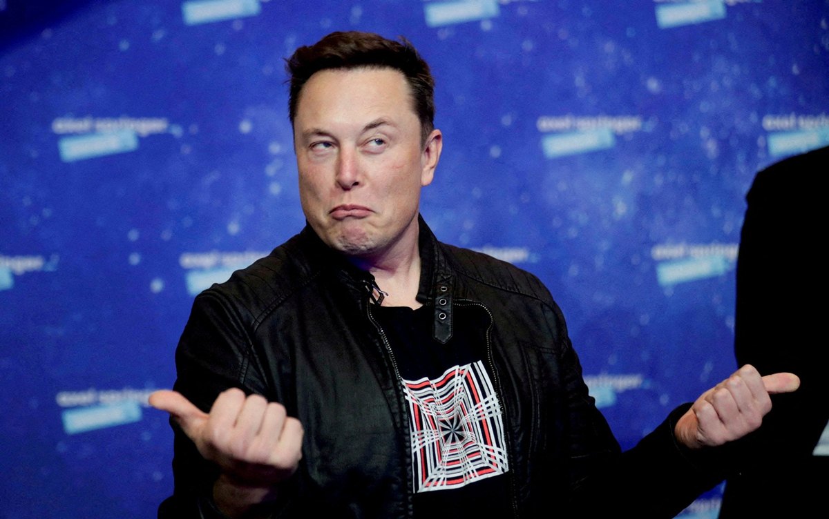 Elon Musk si mostra fiero e contento durante un evento.