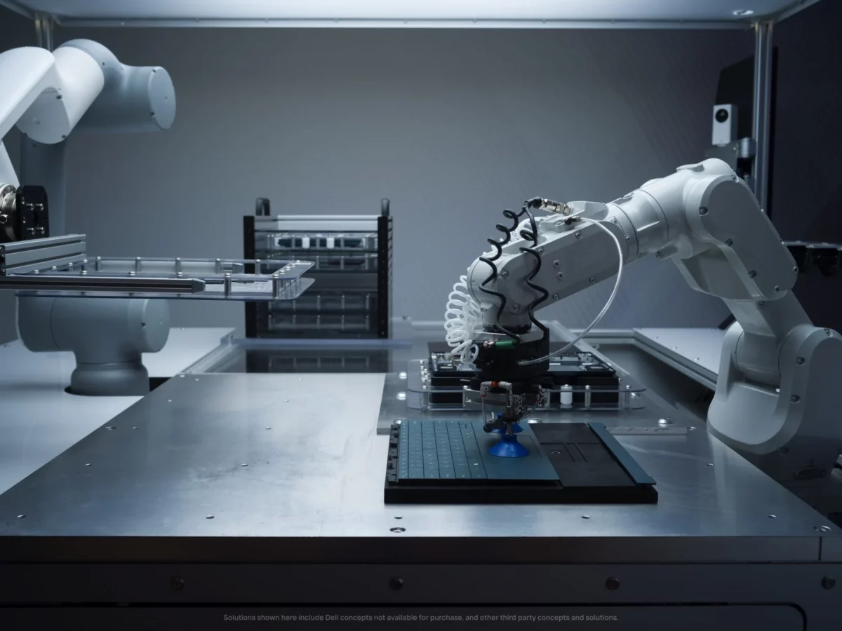 Un robot assembla la tastiera del "Luna"