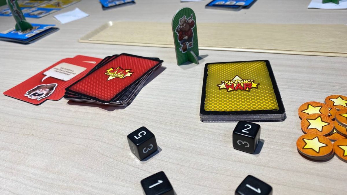 L'Atrio di Shopping War, un'area in cui si pescano le carte Folla e le carte Emporio, e dove finiscono i giocatori sconfitti nelle Zuffe.