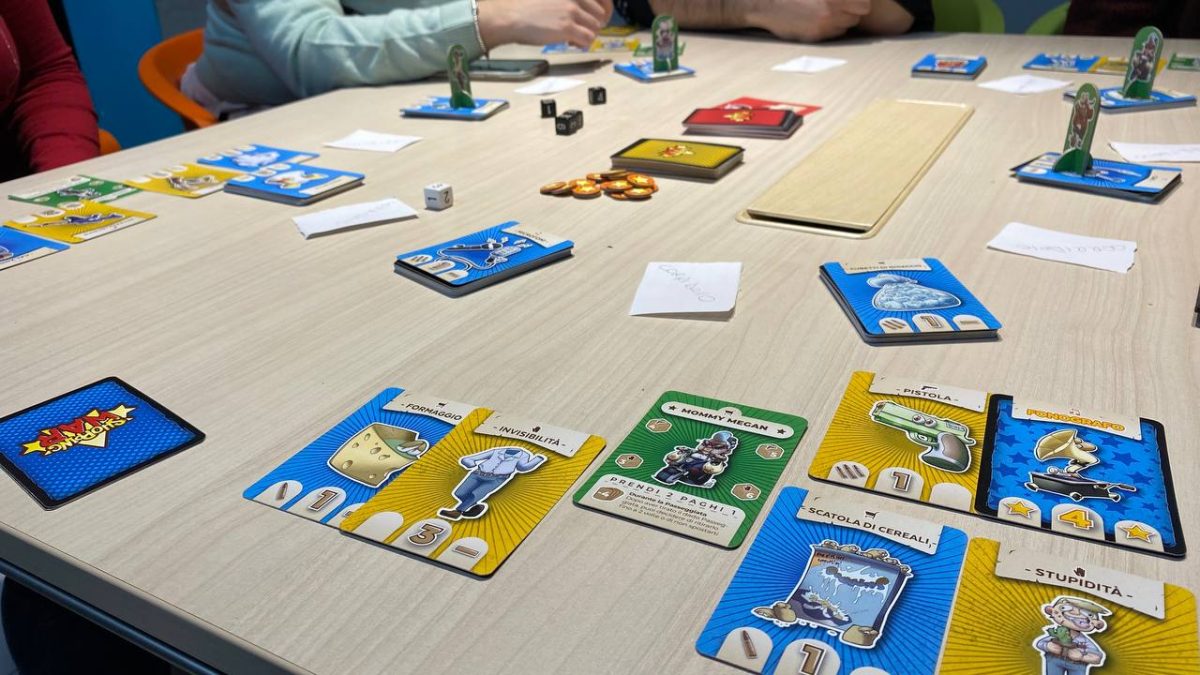 Tavolo apparecchiato con le carte e le pedine di Shopping War