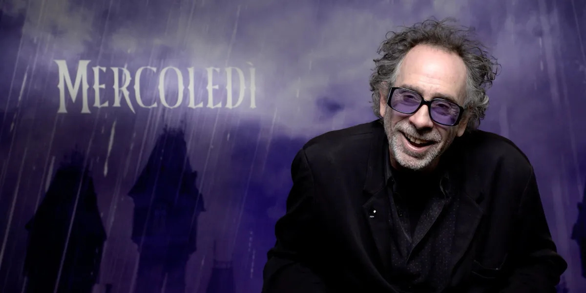 Tim Burton durante un'intervista rilasciata per la promozione di Mercoledì.