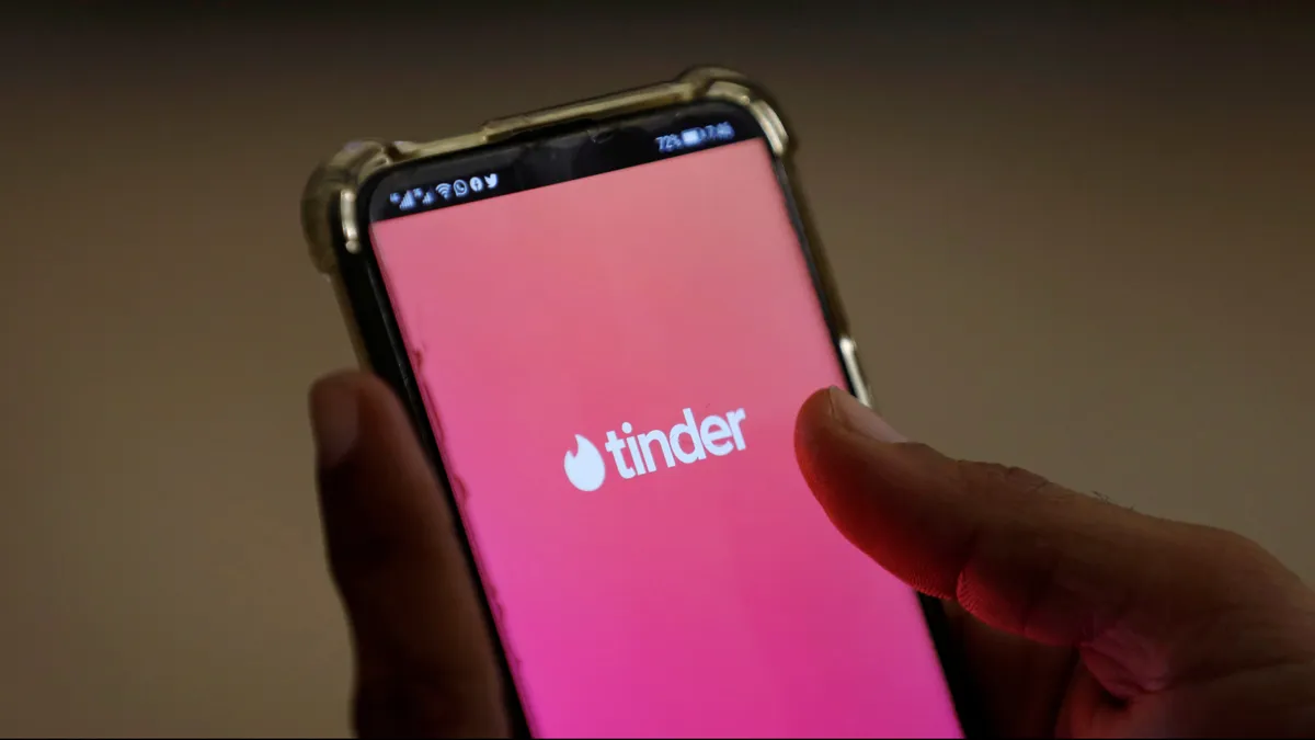 Smartphone con aperta l'app di Tinder