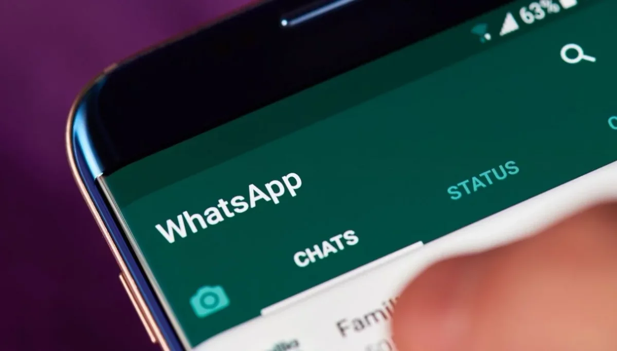 Foto di un cellulare aperto sulla home di WhatsApp