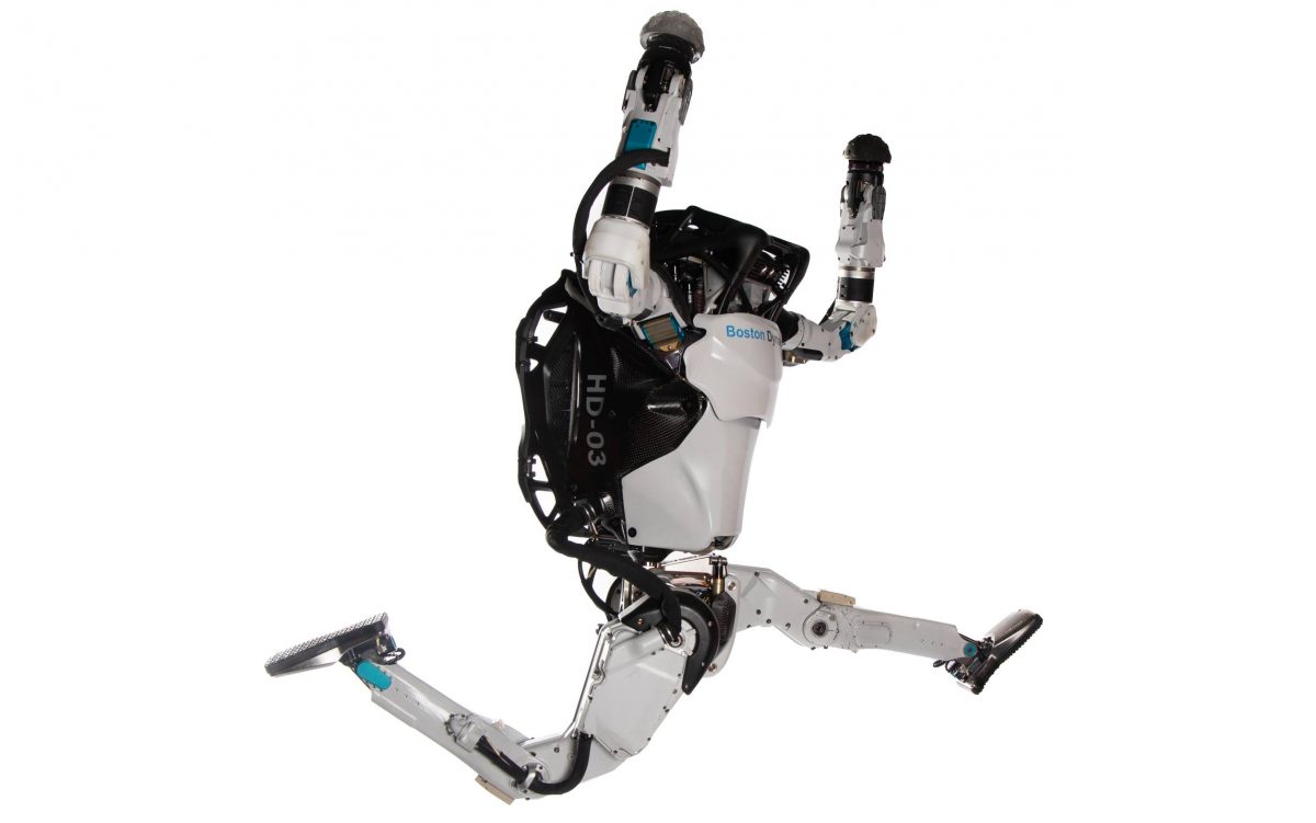 Atlas, il robot umanoide, salta con le braccia al vento.