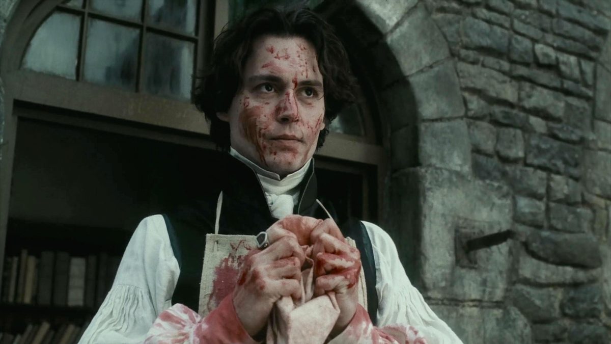 Jhonny Depp con il volto sporco di sangue in una scena de o I Misteri di Sleepy Hollow.
