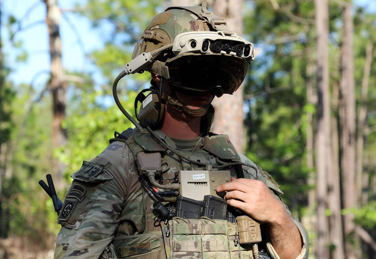 Soldato americano munito di HoloLens da combattimento.