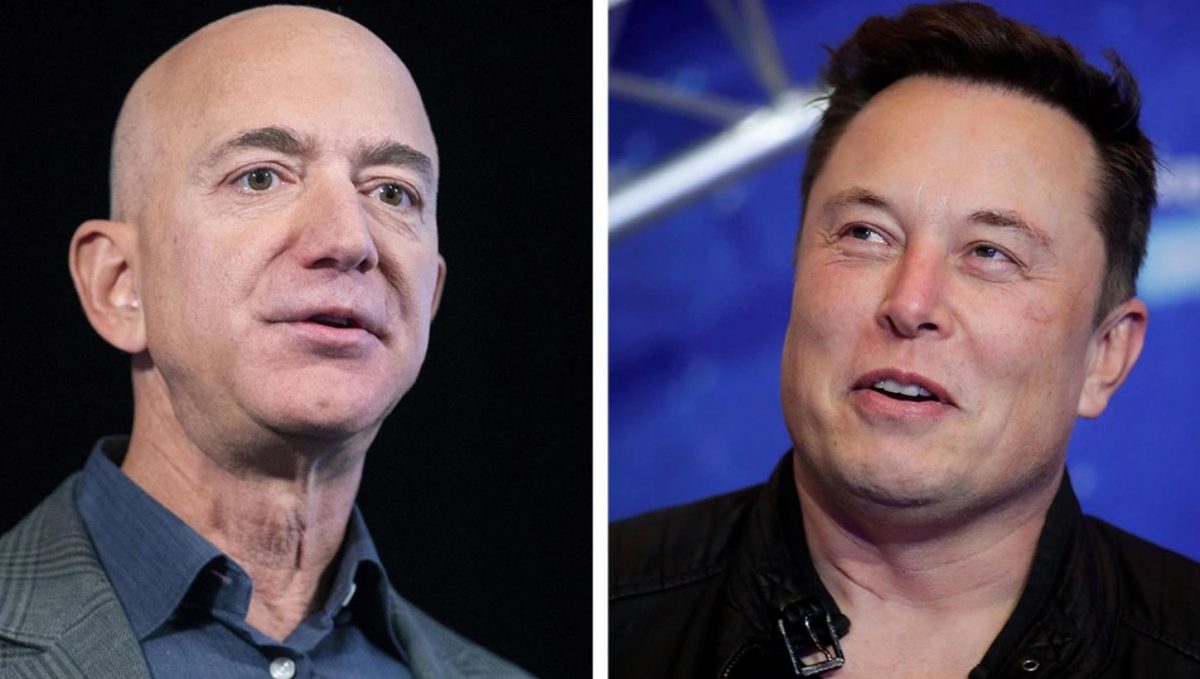 A sinistra un serio Jeff Bezos, a destra il sorridente Elon Musk