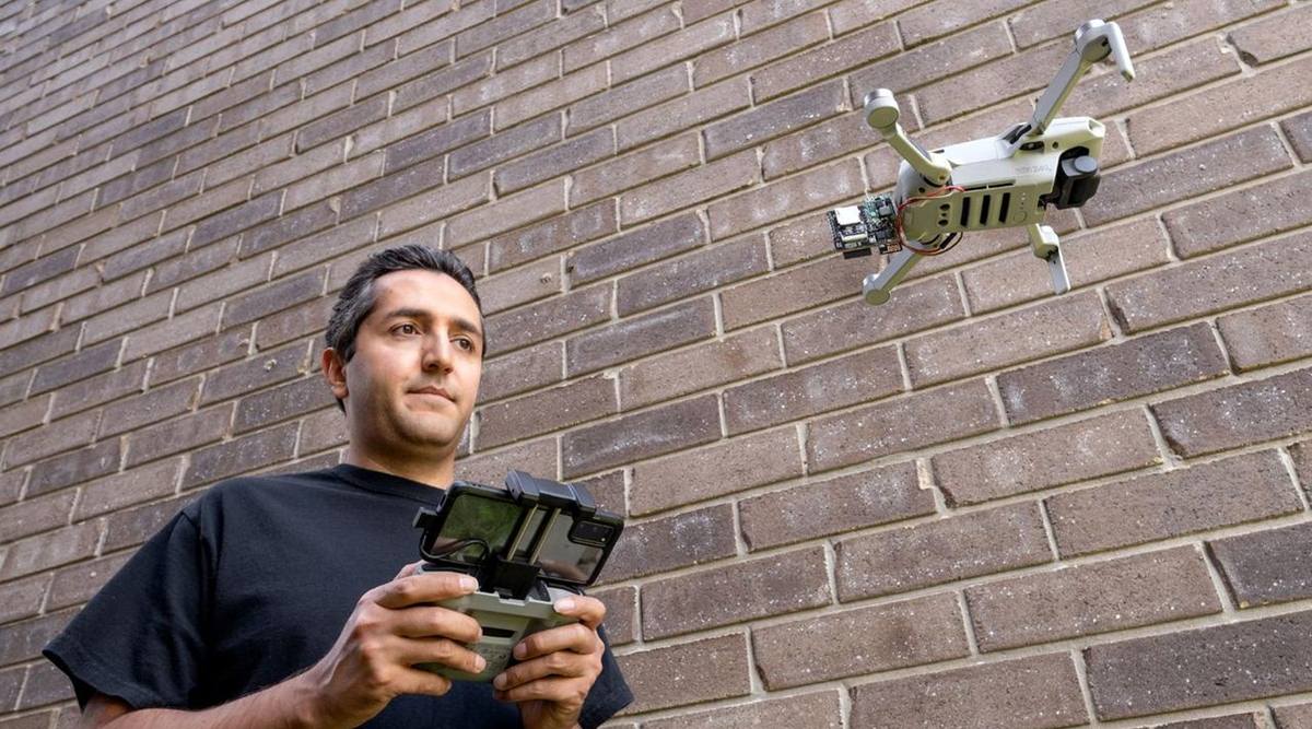 Un ricercatore comanda il drone munito di tecnologia Wi-Peep.