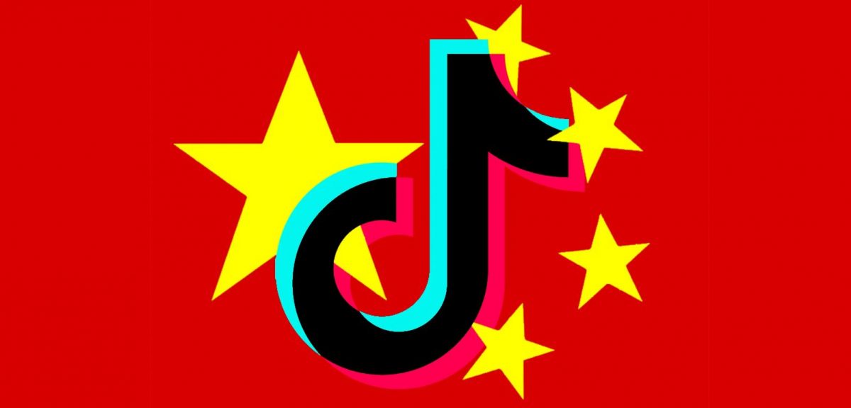 La bandiera cinese e il logo di TikTok